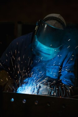 Reportage au cœur de l'industrie de la construction de bâtiments métalliques et des chantiers par Jean-Luc Renouil Photographe et pilote de drone en Dordogne.