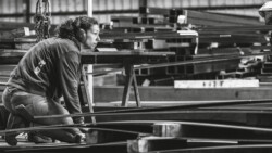 Reportage au cœur de l'industrie de la construction de bâtiments métalliques et des chantiers par Jean-Luc Renouil Photographe et pilote de drone en Dordogne.
