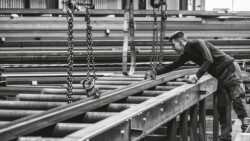 Reportage au cœur de l'industrie de la construction de bâtiments métalliques et des chantiers par Jean-Luc Renouil Photographe et pilote de drone en Dordogne.