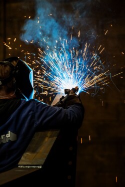 Reportage au cœur de l'industrie de la construction de bâtiments métalliques et des chantiers par Jean-Luc Renouil Photographe et pilote de drone en Dordogne.