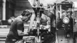 Reportage au cœur de l'industrie de la construction de bâtiments métalliques et des chantiers par Jean-Luc Renouil Photographe et pilote de drone en Dordogne.