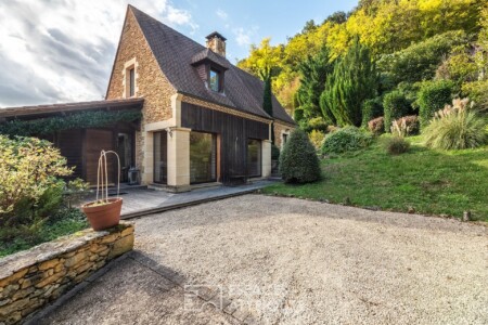 Superbe maison en pierre photographiée par Jean-Luc Renouil, photographe et pilote de drone.