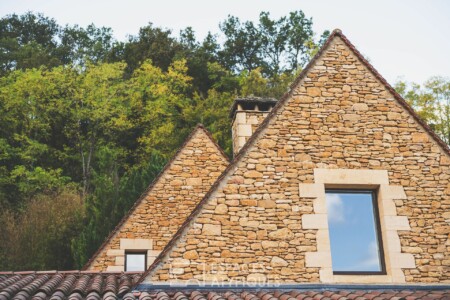 Superbe maison en pierre photographiée par Jean-Luc Renouil, photographe et pilote de drone.