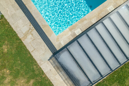 Piscine signée DUFLAM photographiée par Jean-Luc Renouil photographe et pilote de drone.