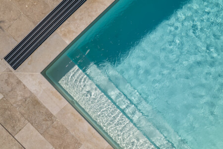 Piscine signée DUFLAM photographiée par Jean-Luc Renouil photographe et pilote de drone.