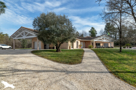 Maison contemporaine photographiée par Jean-Luc Renouil photographe immobilier et pilote de drone en Dordogne