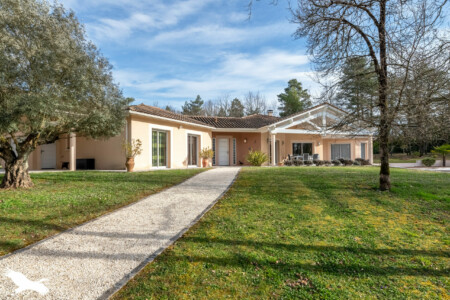 Maison contemporaine photographiée par Jean-Luc Renouil photographe immobilier et pilote de drone en Dordogne