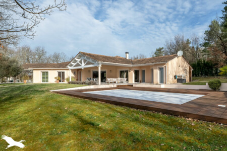 Maison contemporaine photographiée par Jean-Luc Renouil photographe immobilier et pilote de drone en Dordogne