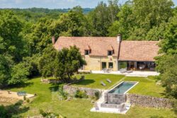 Superbe périgourdine rénovée avec vue panoramique photographiée par Jean-Luc Renouil, photographe et pilote de drone en Dordogne.