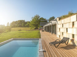 Villa moderne à Saint-Astier photographiée par Jean-Luc Renouil photographe immobilier et pilote de drone en Dordogne