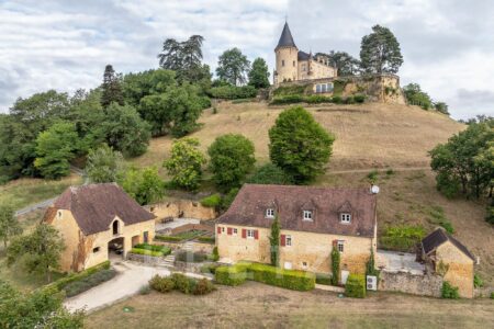 Château d'exception et dépendances photographié par Jean-Luc Renouil photographe immobilier et pilote de drone