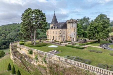 Château d'exception et dépendances photographié par Jean-Luc Renouil photographe immobilier et pilote de drone