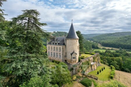 Château d'exception et dépendances photographié par Jean-Luc Renouil photographe immobilier et pilote de drone