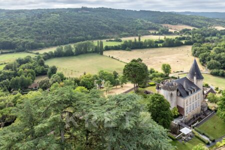 Château d'exception et dépendances photographié par Jean-Luc Renouil photographe immobilier et pilote de drone