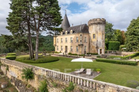 Château d'exception et dépendances photographié par Jean-Luc Renouil photographe immobilier et pilote de drone