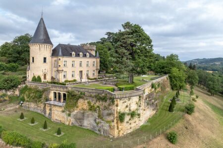 Château d'exception et dépendances photographié par Jean-Luc Renouil photographe immobilier et pilote de drone