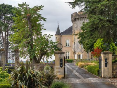 Château d'exception et dépendances photographié par Jean-Luc Renouil photographe immobilier et pilote de drone