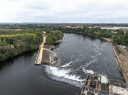 Chantier au niveau du barrage hydroélectrique de Bergerac photographié par Jean-Luc Renouil, photographe et pilote de drone en Dordogne.