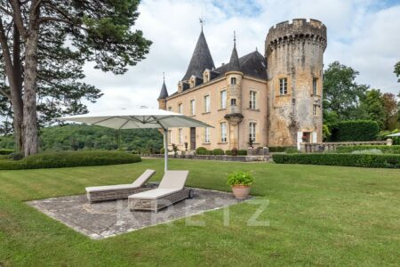 Château d'exception et dépendances photographié par Jean-Luc Renouil photographe immobilier et pilote de drone
