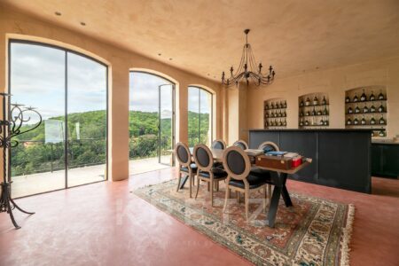 Château d'exception et dépendances photographié par Jean-Luc Renouil photographe immobilier et pilote de drone