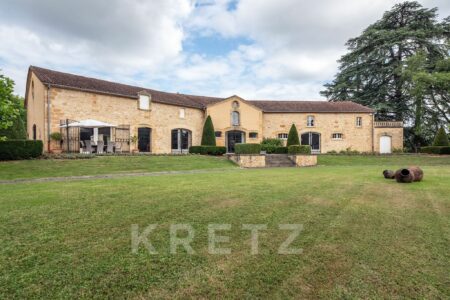 Château d'exception et dépendances photographié par Jean-Luc Renouil photographe immobilier et pilote de drone