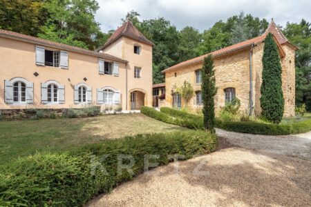 Château d'exception et dépendances photographié par Jean-Luc Renouil photographe immobilier et pilote de drone