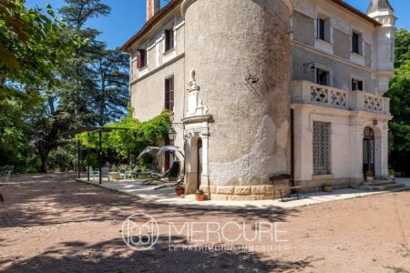 Château Puymoger à Nontron photographié par Jean-Luc Renouil, photographe immobilier et pilote de drone en Dordogne