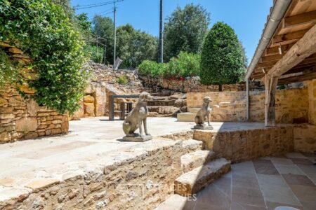Maison en pierre photographiée par Jean-Luc Renouil, photographe immobilier et pilote de drone en Dordogne.