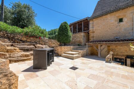 Maison en pierre photographiée par Jean-Luc Renouil, photographe immobilier et pilote de drone en Dordogne.