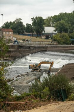 Chantier au niveau du barrage hydroélectrique de Bergerac photographié par Jean-Luc Renouil, photographe et pilote de drone en Dordogne.