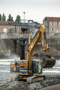Chantier au niveau du barrage hydroélectrique de Bergerac photographié par Jean-Luc Renouil, photographe et pilote de drone en Dordogne.