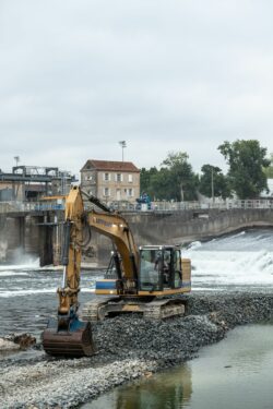 Chantier au niveau du barrage hydroélectrique de Bergerac photographié par Jean-Luc Renouil, photographe et pilote de drone en Dordogne.