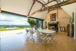 Superbe périgourdine rénovée avec vue panoramique photographiée par Jean-Luc Renouil, photographe et pilote de drone en Dordogne.