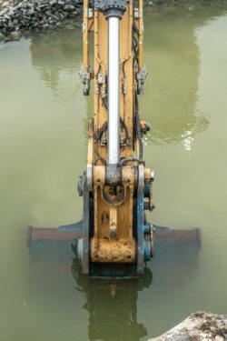 Chantier au niveau du barrage hydroélectrique de Bergerac photographié par Jean-Luc Renouil, photographe et pilote de drone en Dordogne.