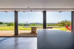 Villa moderne à Saint-Astier photographiée par Jean-Luc Renouil photographe immobilier et pilote de drone en Dordogne