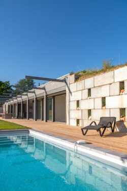 Villa moderne à Saint-Astier photographiée par Jean-Luc Renouil photographe immobilier et pilote de drone en Dordogne