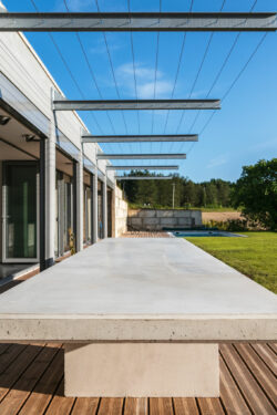Villa moderne à Saint-Astier photographiée par Jean-Luc Renouil photographe immobilier et pilote de drone en Dordogne