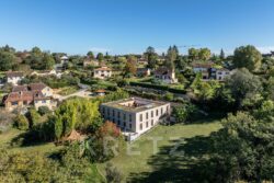 Maison d'architecte sur Sarlat photographiée par Jean-Luc Renouil, photographe immobilier et pilote de drone en Dordogne.