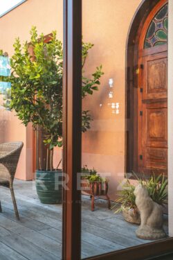 Maison d'architecte sur Sarlat photographiée par Jean-Luc Renouil, photographe immobilier et pilote de drone en Dordogne.