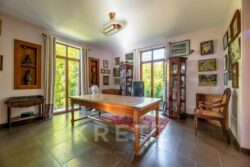 Maison d'architecte sur Sarlat photographiée par Jean-Luc Renouil, photographe immobilier et pilote de drone en Dordogne.