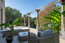 Maison d'architecte sur Sarlat photographiée par Jean-Luc Renouil, photographe immobilier et pilote de drone en Dordogne.