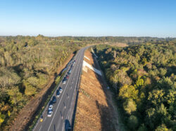 Reportage sur le chantier de réfection des talus de la D709 par NGE - ABTP BIARD - Reportage photographique de Jean-Luc Renouil photographe et pilote de drone en Dordogne.