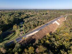 Reportage sur le chantier de réfection des talus de la D709 par NGE - ABTP BIARD - Reportage photographique de Jean-Luc Renouil photographe et pilote de drone en Dordogne.