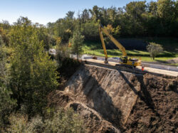 Reportage sur le chantier de réfection des talus de la D709 par NGE - ABTP BIARD - Reportage photographique de Jean-Luc Renouil photographe et pilote de drone en Dordogne.
