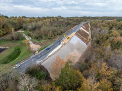 Reportage sur le chantier de réfection des talus de la D709 par NGE - ABTP BIARD - Reportage photographique de Jean-Luc Renouil photographe et pilote de drone en Dordogne.