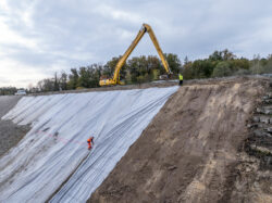 Reportage sur le chantier de réfection des talus de la D709 par NGE - ABTP BIARD - Reportage photographique de Jean-Luc Renouil photographe et pilote de drone en Dordogne.