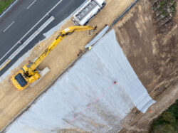 Reportage sur le chantier de réfection des talus de la D709 par NGE - ABTP BIARD - Reportage photographique de Jean-Luc Renouil photographe et pilote de drone en Dordogne.