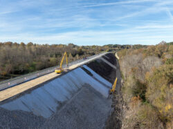 Reportage sur le chantier de réfection des talus de la D709 par NGE - ABTP BIARD - Reportage photographique de Jean-Luc Renouil photographe et pilote de drone en Dordogne.