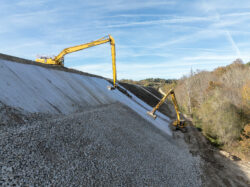 Reportage sur le chantier de réfection des talus de la D709 par NGE - ABTP BIARD - Reportage photographique de Jean-Luc Renouil photographe et pilote de drone en Dordogne.