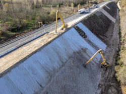 Reportage sur le chantier de réfection des talus de la D709 par NGE - ABTP BIARD - Reportage photographique de Jean-Luc Renouil photographe et pilote de drone en Dordogne.